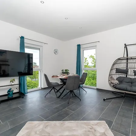 Lit Living - Luxury House - Box Spring - Parking - Exclusive Kitchen *