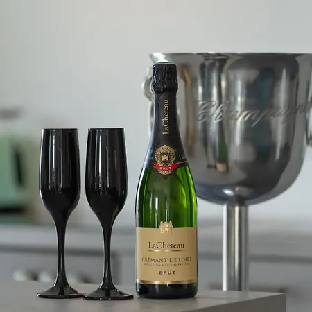 Lit Living - Luxury House - Box Spring - Parking - Exclusive Kitchen *