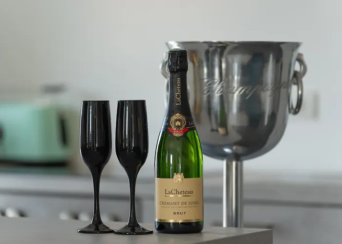 Lit Living - Luxury House - Box Spring - Parking - Exclusive Kitchen *